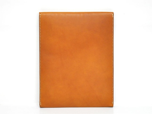 職人手作皮革信封式雙釦手拿袋 (S-46)，採淺棕色皮革製成，表面光滑，有車縫線裝飾。