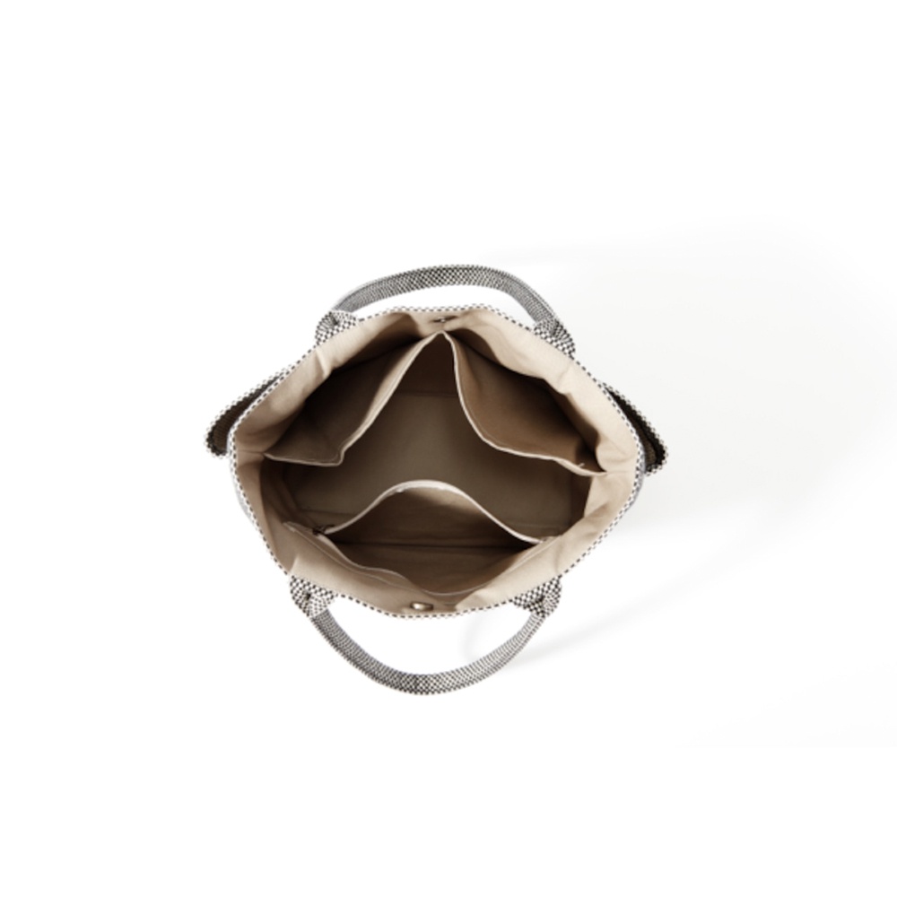 頂部視角展示一個打開的三河木綿刺子織手提托特包，包身為黑白格紋，內部有米色襯裡和多個隔層，包括一個拉鍊口袋。