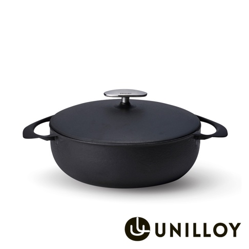 黑色琺瑯鑄鐵鍋，鍋身有兩側提把，鍋蓋中央有一個銀色金屬提把，鍋蓋上有品牌Logo。