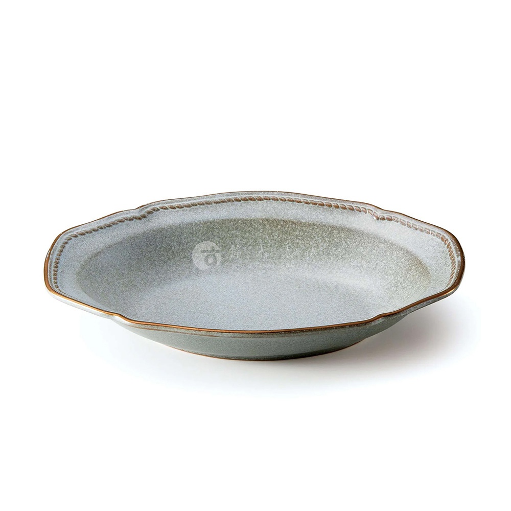 Aito Stitch 美濃燒金彩浮雕橢圓深盤，灰綠色釉面帶有細緻的金色彩紋裝飾，盤緣有立體浮雕紋路。