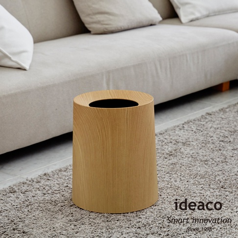 圓柱形橡木紋垃圾桶，表面有明顯的木紋紋理，頂部開口，內側為黑色。