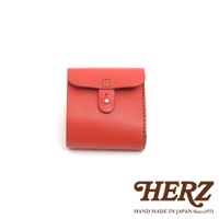 橘紅色皮革製成的二折式短夾，採用原子釦開合設計，側邊有手工縫線細節，風格簡約。