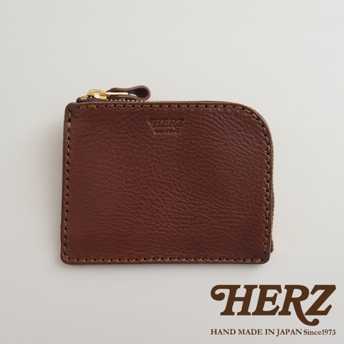 職人手作皮革L型拉鍊迷你短夾，深棕色，簡潔的L型拉鍊設計，表面壓印有HERZ品牌標誌，搭配金色拉鍊頭，皮革紋理清晰，做工精緻。