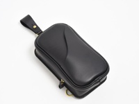 黑色皮革直立型斜背包，頂部有手提帶，側邊有拉鍊和金屬環。