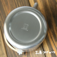 霧面不鏽鋼直筒茶壺底部，刻有「18-8 STAINLESS」字樣及方形品牌標誌。