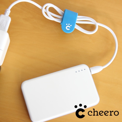 藍色矽膠萬能QQ變形夾，夾著白色充電線，線連接至白色行動電源。