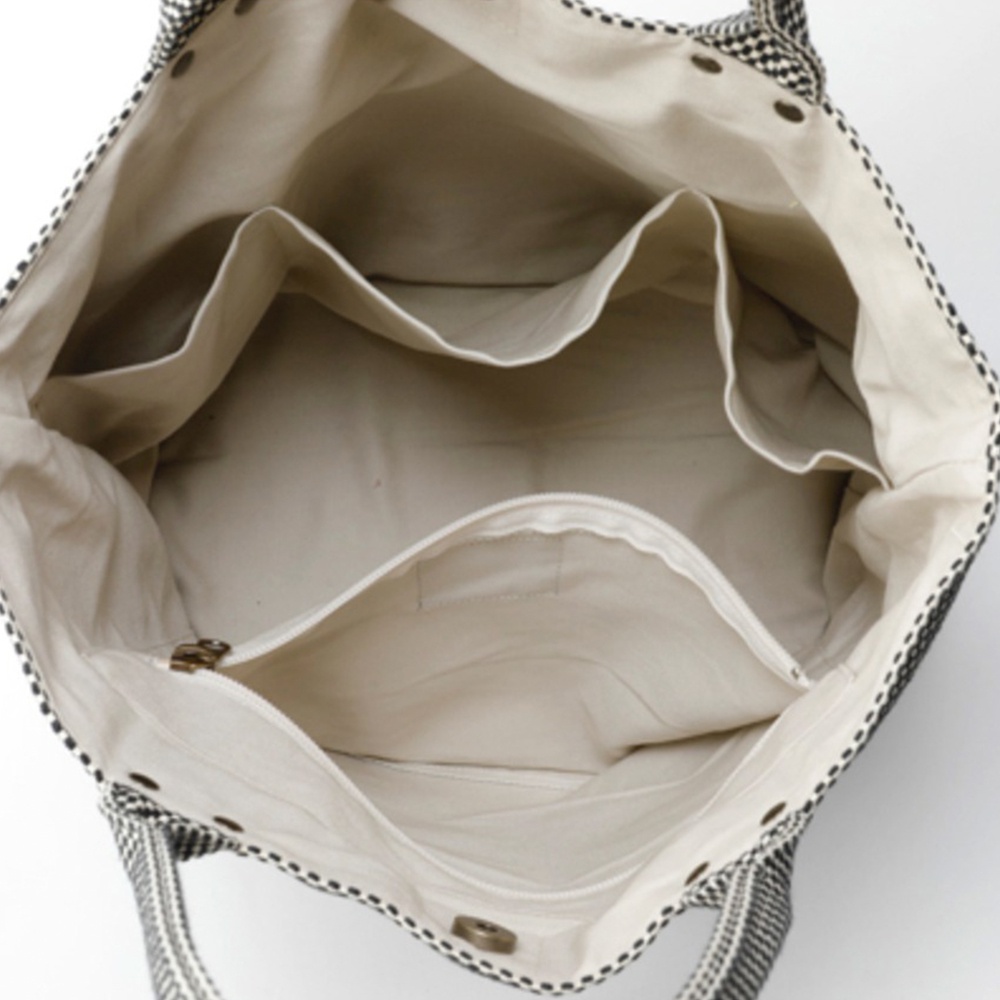 三河木綿刺子織大開口托特包內部，設有三個敞口隔層和一個拉鍊口袋，內裡為米白色帆布材質。