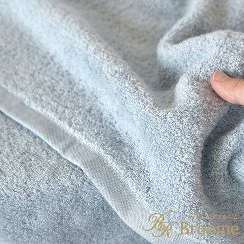 淺藍色今治毛巾，材質柔軟，表面有細緻的絨毛，邊緣有縫線處理，展現蓬鬆的質感。