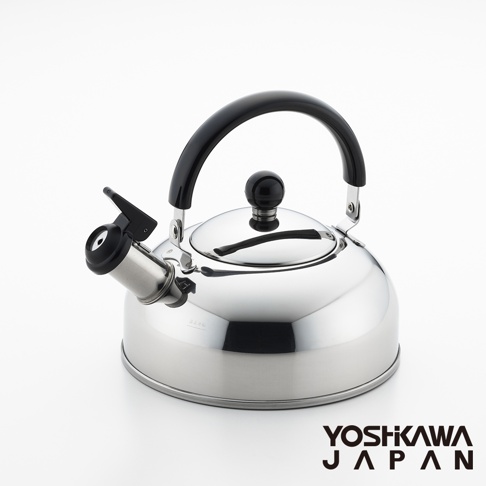 日製笛音壺，1.4公升容量。壺身由拋光不鏽鋼製成，圓潤飽滿，配有黑色弧形提把和鍋蓋頭。壺嘴處設有黑色笛音裝置，側面有刻度標示。