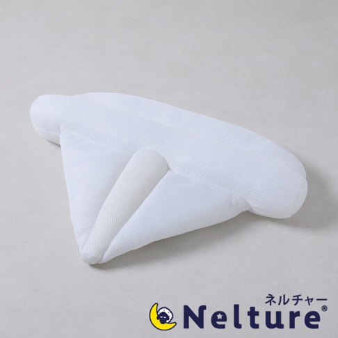 白色網狀材質瑜珈感安睡枕，具有獨特摺疊設計，提供頸部支撐。