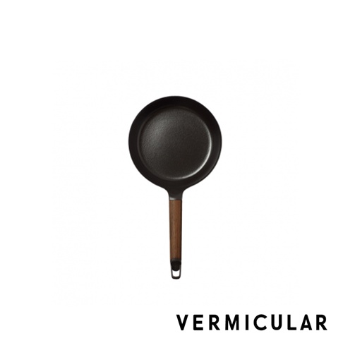 日本製20cm鑄鐵平底鍋，黑色琺瑯鍋體，搭配木質手柄。