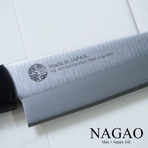 燕三條 VG-10 不鏽鋼水果刀 13.5cm，刀身上刻有「Made in JAPAN」及「VG-10 Clad Stainless Steel 3Layered」字樣，以及一個圓形日文標誌。刀刃為銀色不鏽鋼材質，手柄部分為黑色。