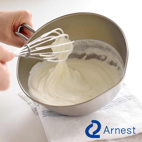 Arnest不鏽鋼多用途單柄調理碗，使用打蛋器正在攪拌白色奶油狀的食材。
