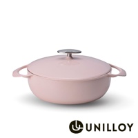 粉色琺瑯鑄鐵鍋，配有銀色鍋蓋把手，鍋身帶有兩個環狀提把。