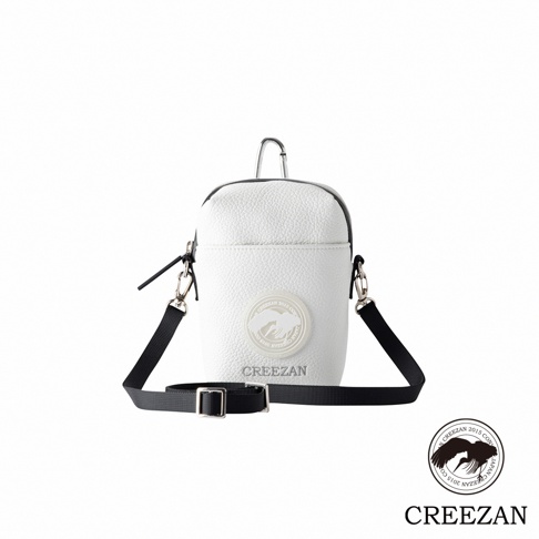 白色荔枝紋皮革高爾夫迷你側背收納包，頂部有掛環，附有黑色織帶斜背帶及扣環，包身中央有圓形品牌標誌。