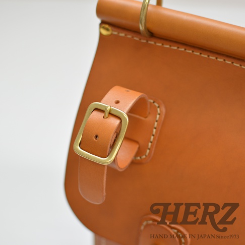 職人手作皮革旅行包 A-102，採用天然皮革，搭配復古黃銅色金屬釦環，展現精緻的縫線工藝。