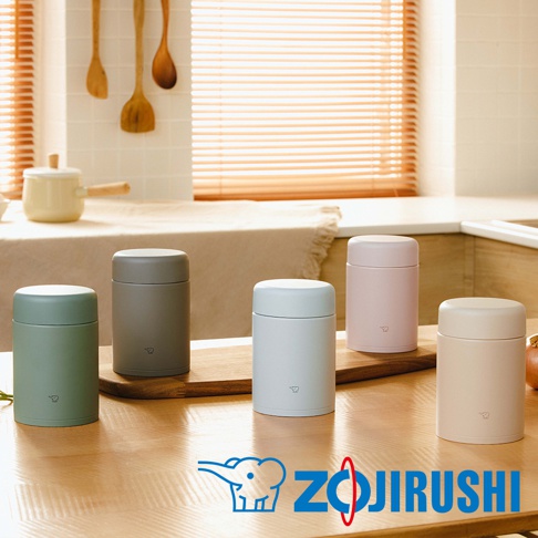 不鏽鋼一體式杯蓋真空燜燒杯，共五色：鼠尾草綠、霧灰、淺藍、粉紅、米白。杯身光滑，帶有品牌標誌。