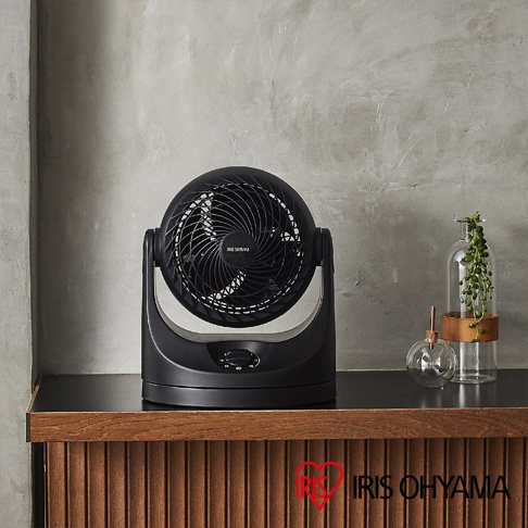 黑色IRIS OHYAMA PCF-MKM15 空氣循環扇，具有可調節傾角的黑色圓形扇頭，以及一個帶有旋鈕的黑色圓形底座。