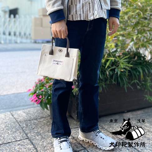 犬印純棉帆布迷你托特包，米白色，配有深棕色提把，正面有一個方形貼袋，貼袋上有品牌標誌。