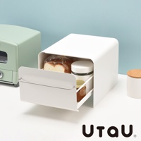 白色抽屜式收納整理櫃，櫃內裝有麵包、罐裝果醬及白色圓罐，櫃門上有銀色金屬拉環。