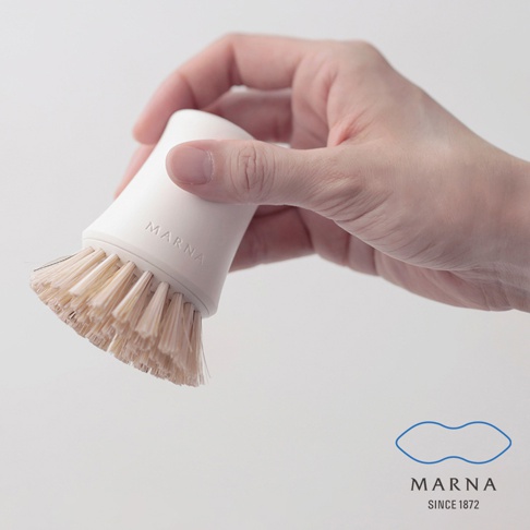 一只手持白色抗菌刷毛的圓柱形廚房清潔刷，刷毛為淺棕色，頂部有「MARNA」字樣。