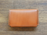 職人手作皮革Organ名片夾，採用棕褐色皮革製成，表面平滑，邊緣有手工縫線，設計簡潔，可收納名片。