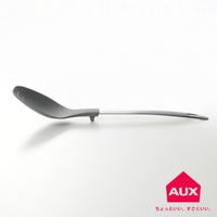 灰色不沾桌拌炒量匙，頂部為寬闊的彎曲勺頭，帶有刻度線，勺柄為金屬材質，末端有掛孔。