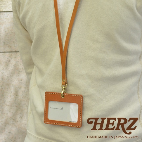 職人手作皮革證件識別夾專用掛繩，採用天然皮革材質，顏色為溫潤的淺棕色，配有金屬掛鉤，可懸掛於頸部，夾內可放置證件。