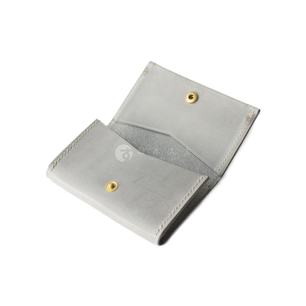 北海道KASANE職人手作義大利Sibilla皮革卡片收納夾，淺灰色，附有金色釦子，翻蓋式設計，內部有夾層。