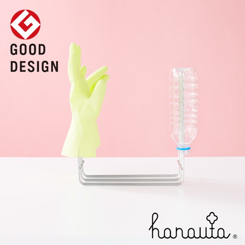 銀色不鏽鋼三桿抹布架，左側架著一隻淺黃色橡膠手套，右側架著一個透明寶特瓶。