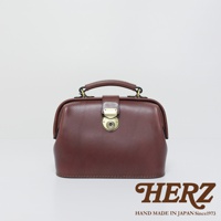 深棕色皮革手作迷你醫生包，擁有經典方型設計，搭配金色金屬旋轉鎖扣與手提把。