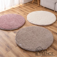 三款涼感夾心包覆圓墊，分別為柔粉、米白與卡其色，皆為圓形，表面有細緻的網格紋理，邊緣為白色包邊。