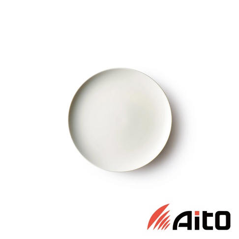 CouLeur 美濃燒簡約素雅質感圓餐盤，採用陶瓷材質，呈現柔和的淺灰色調，簡潔的圓形設計，適合日常餐食使用。