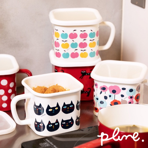 手把琺瑯附蓋保鮮罐，其中一罐白色罐身印有兩排黑色貓臉圖案，另一罐白色罐身印有粉色、藍色、紅色花朵圖案，另有紅色波點罐及紅底黑貓圖案罐。