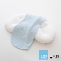 王樣の雲上枕專用枕套，淺藍色，柔軟布料覆蓋白色枕身，枕套側邊有灰色滾邊，整體呈現簡約設計。