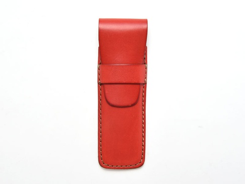 紅色皮革鋼筆收納筆套，帶有縫線邊緣和皮帶扣，適合單支鋼筆。