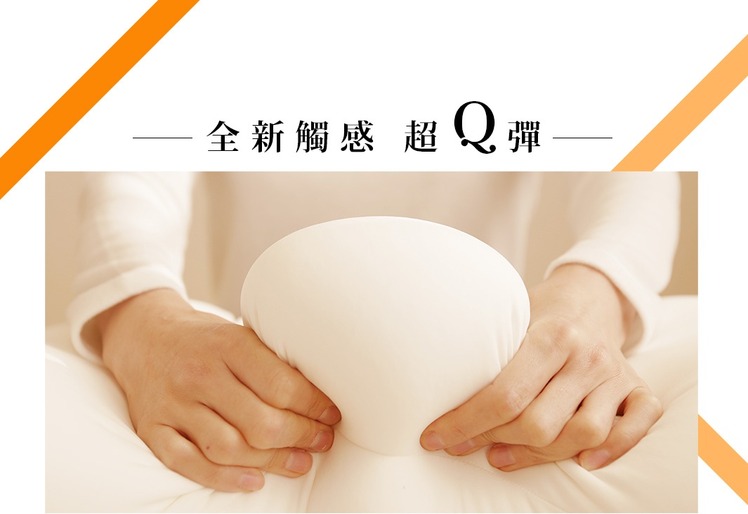 雙手捧著白色午睡枕，展示其柔軟的材質和Q彈的觸感。