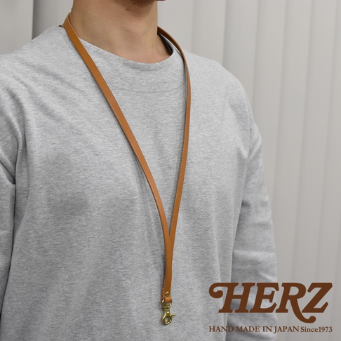 棕色皮革製成的職人手作證件識別夾專用掛繩，配有金色金屬扣環，由日本製造。