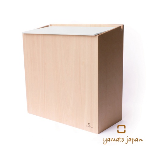 淺木紋材質的掀蓋式垃圾桶，蓋子為白色，垃圾桶側面有「yamato japan」的標誌。