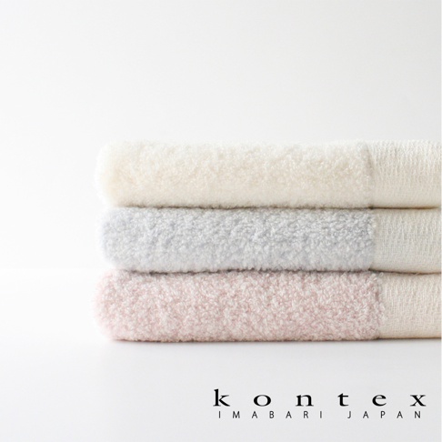 疊放著三條今治厚感兔耳連帽浴巾，分別為米白色、淺灰色和柔粉色。浴巾質地柔軟蓬鬆，帶有明顯的織紋。