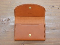 職人手作皮革Organ商務用名片夾，淺棕色皮革，打開狀態，可見內裡及金屬釦。