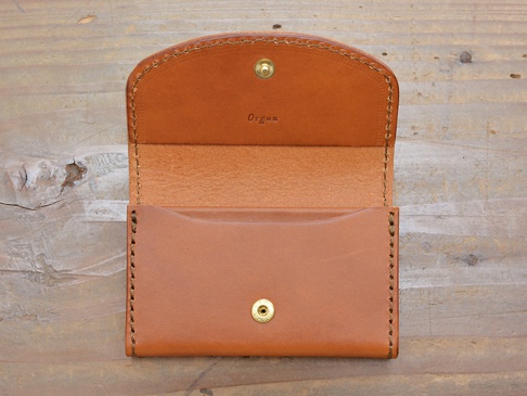 職人手作皮革Organ商務用名片夾，淺棕色皮革，打開狀態，可見內裡及金屬釦。