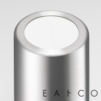 日製不鏽鋼筷桶，圓形頂部設計，表面拉絲處理，呈現銀灰色金屬質感，底部有黑色品牌標誌。