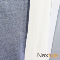 深藍色、米白色和淺灰色的門簾布料，材質呈現細緻織紋。