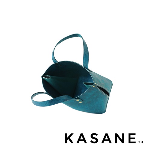 以視覺為主，產品品牌KASANE的職人手作義大利Margot皮革迷你托特包，採用精緻的皮革工藝，呈現藍綠色系的獨特質感。