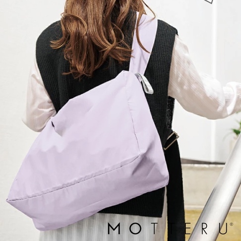 淺紫色輕時尚摺疊保冷肩背袋，採用尼龍材質，容量17L，單肩背帶設計，適合日常外出使用。