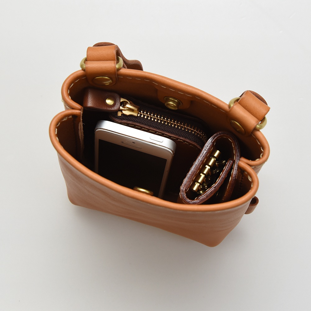職人手作皮革多用途工作用腰袋，棕褐色，開口式設計，內有手機、鑰匙包和拉鍊零錢包。