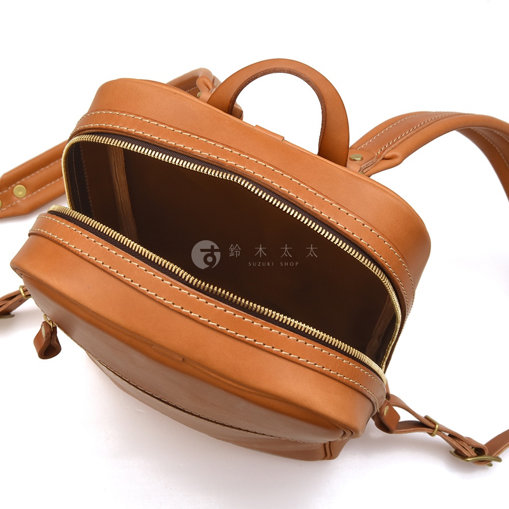 職人手作皮革長方型多口袋後背包 R-17，採用質感棕色皮革，搭配金色拉鍊與縫線，展現簡約優雅的設計。