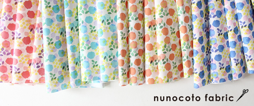 無框帆布藝術海報-聖誕老人的玩具工作室 (小) 描繪了多幅帆布海報，每幅都帶有柔和水彩風格的可愛印花。印花由小巧的花朵、圓點和葉子組成，顏色豐富，包括粉紅色、紅色、藍色、淺藍色、橘色和紫色，背景為白色。