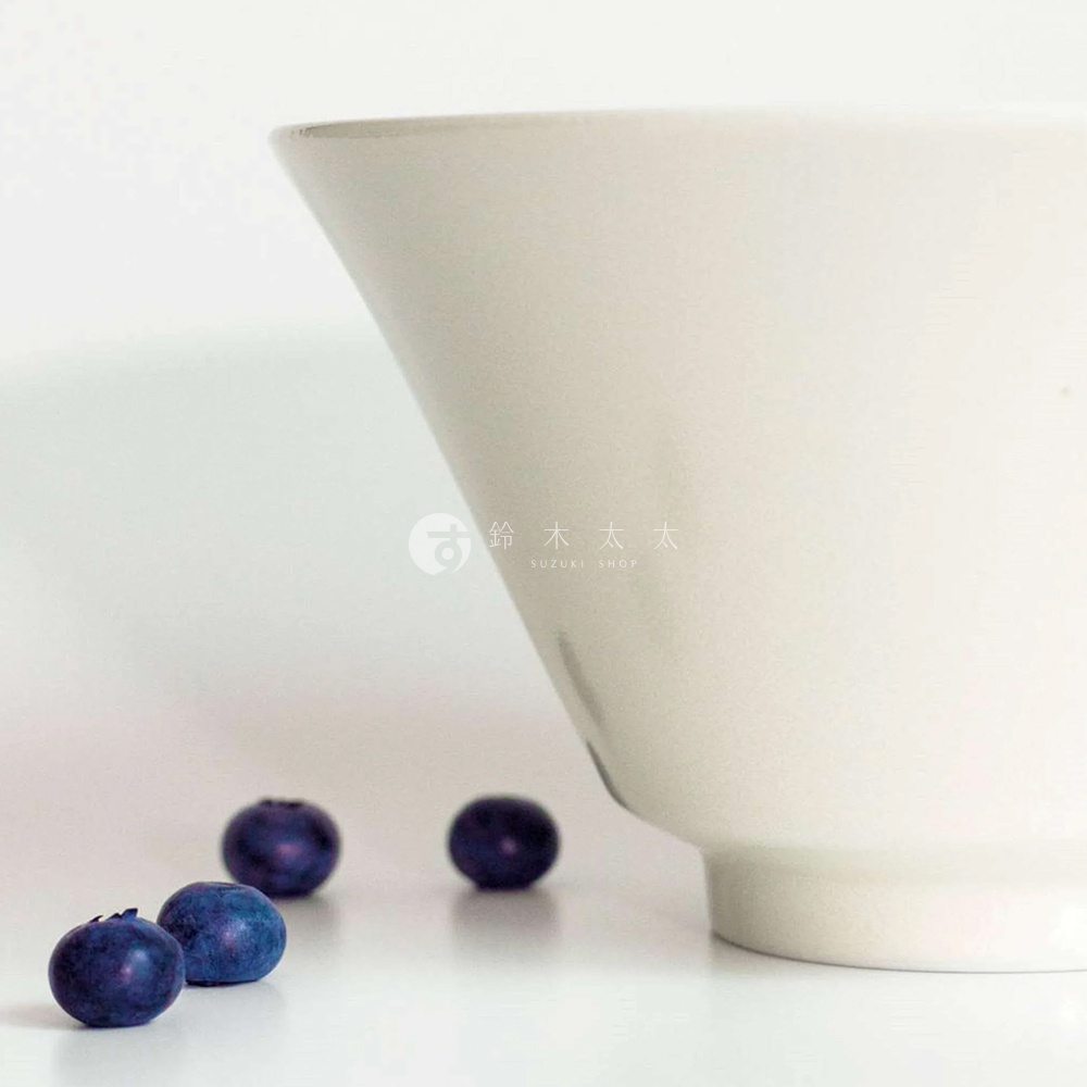 Ciel 美濃燒簡約釉彩深碗，白色陶瓷材質，碗口呈寬闊圓弧狀，碗身向下收窄，底部有穩固的碗座。碗旁散落著幾顆藍紫色藍莓。